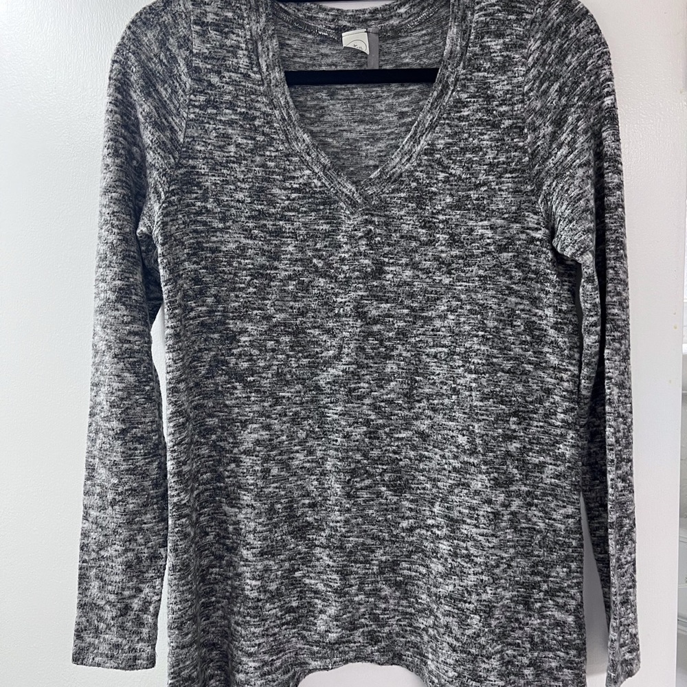 PAPER CRANE Small Gray/White knit lightweight long sleeve asymmetrical bottom